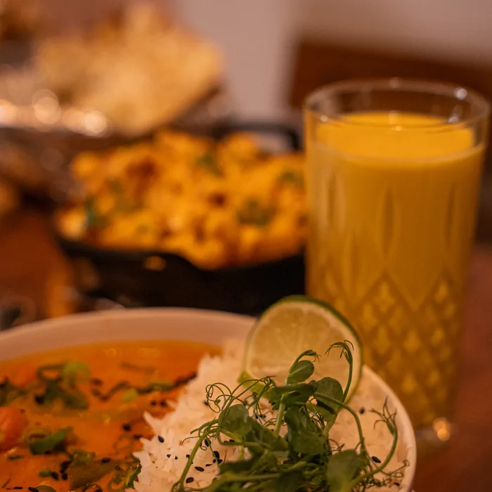 Curry, ryż i mango lassi