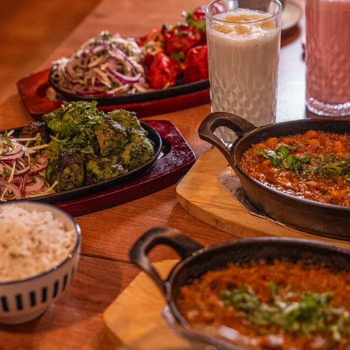 Zastawiony stół z lassi i curry