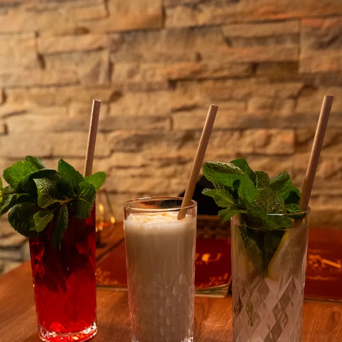 Mojito i lassi przy ceglanej ścianie